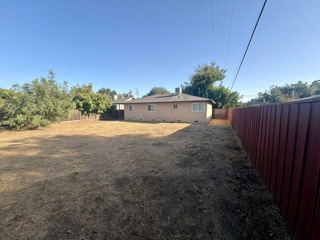 Building Photo - 4683 E Thomas Ave