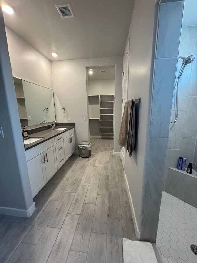 Building Photo - Gorgeous 4 bedroom plus office