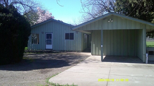 Building Photo - Quiet Country Home