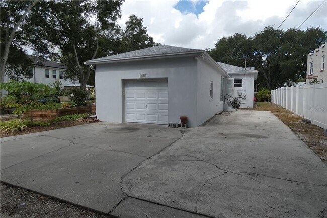 Building Photo - 637 23rd Ave N