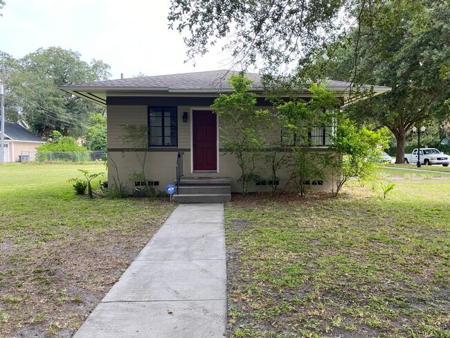 Building Photo - 3 Bedroom/2.5 bath Home In Historic Downto...