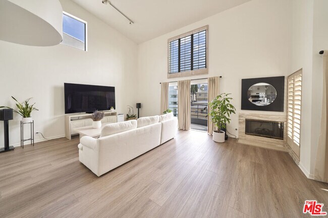 Building Photo - 1617 S Beverly Glen Blvd