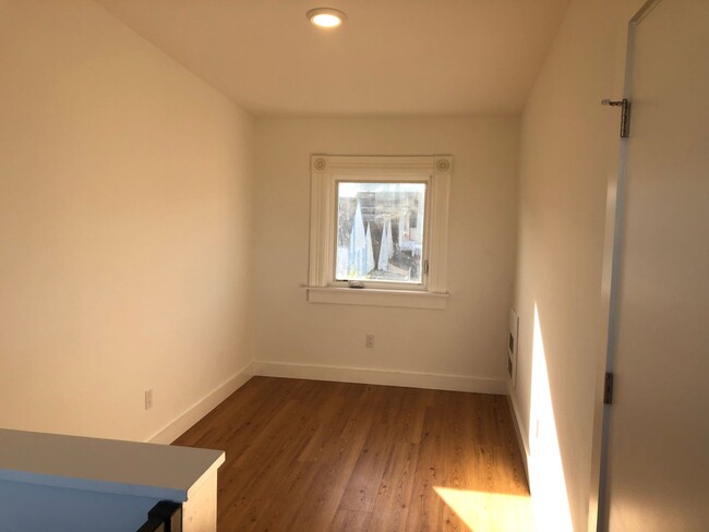 Building Photo - Rare new bi-level apartment near USF/GG Pa...