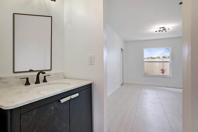 Building Photo - 320 NE 42nd St