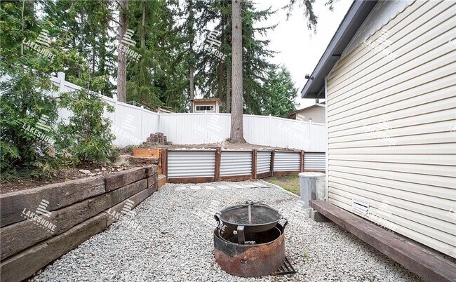 Building Photo - 3 Bed 2 Bath Graham Home w/ Beautiful Kitchen Remodel!