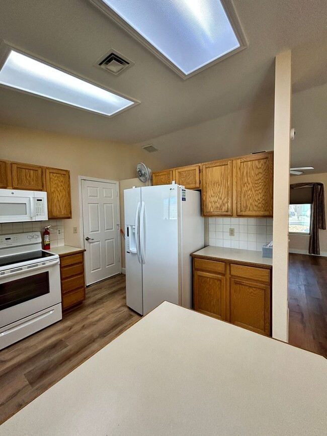 Building Photo - Unfurnished Home!