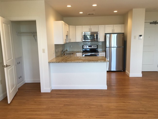 Building Photo - 875 Elm St