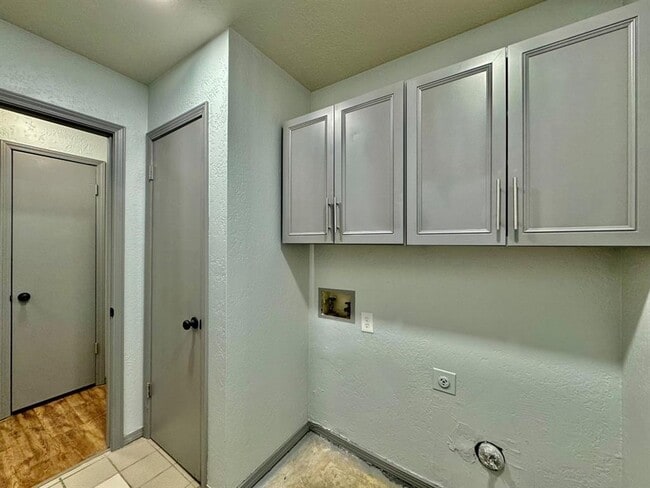 Building Photo - 925 Swan Lake Ct