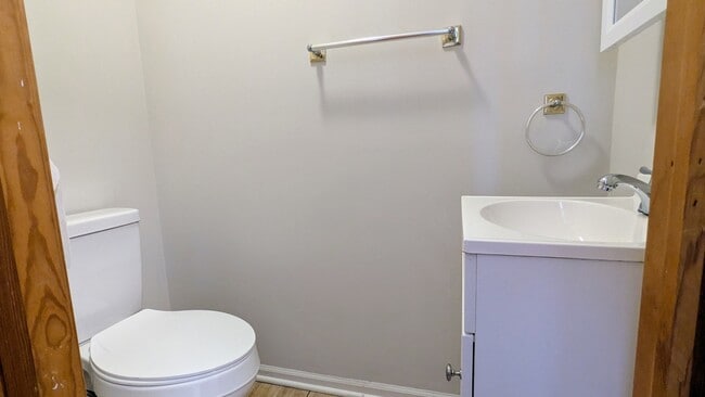 Building Photo - 709 W Kenilworth Ave