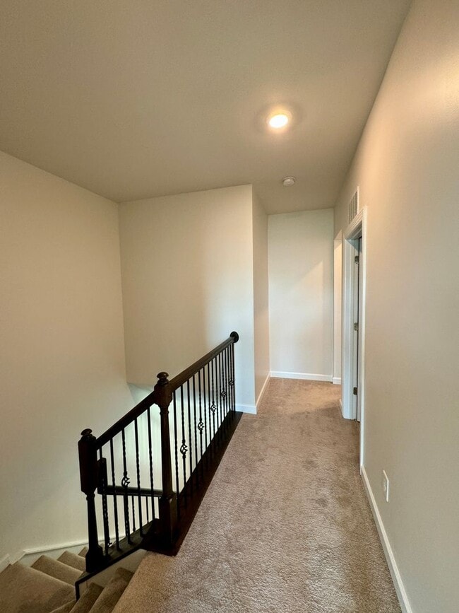 Building Photo - Beautiful 3BR/3.5BA Townhome in Rea Farms