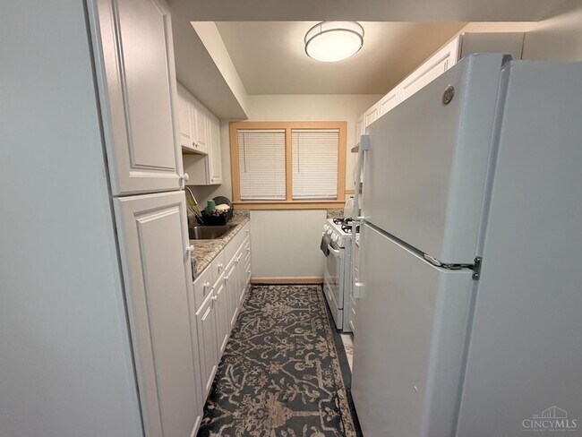 Building Photo - 1589 Summit Rd