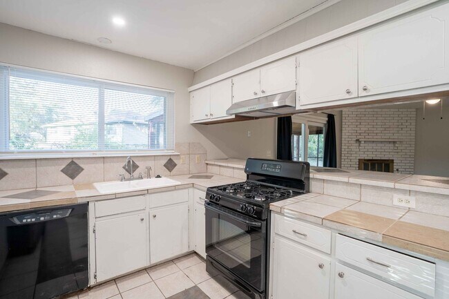 Building Photo - 3 Bed / 2 Bath / Near Tulsa Arts District