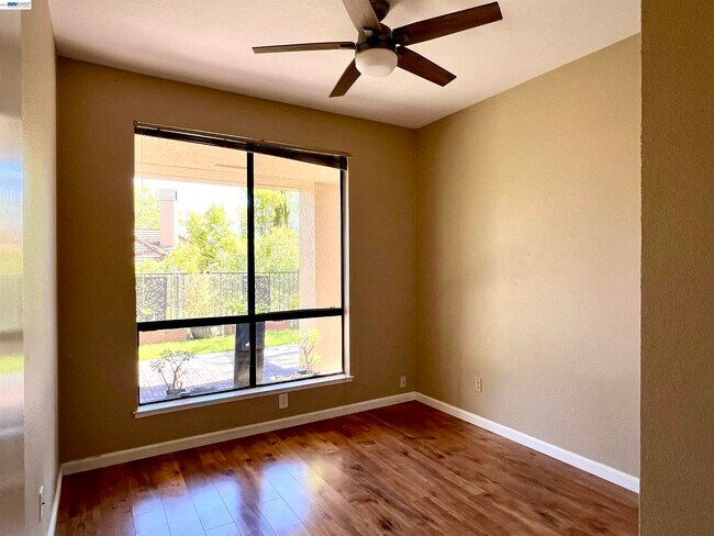 Building Photo - 3089 Lakemont Dr