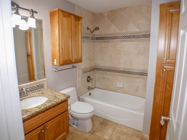 Building Photo - 2BD/2BA Dual Master Condo of secured building in highly sought after Boutique Bella Capri building.