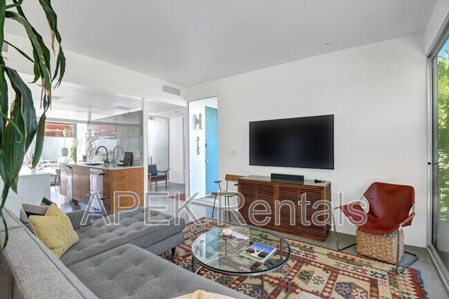 Building Photo - 3133 N Sunnyview Dr