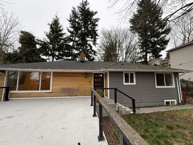 Building Photo - Stunning 4 Bed 3 Bathroom Home!