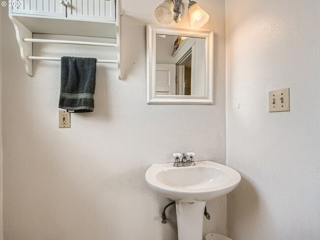 Building Photo - 4 Bed 1.5 Bath 1758sqft - Historic Charm with Renovations and so Much More!