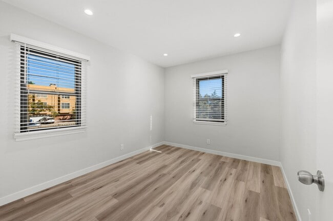 Building Photo - HILLCREST GREAT RENOVATED ONE BEDROOM APARTMENT.