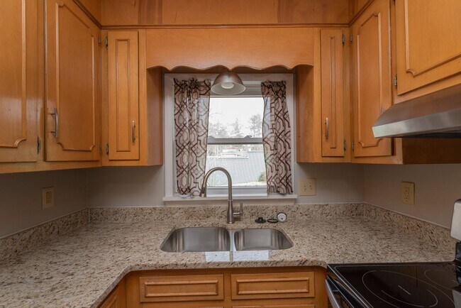 Building Photo - 2 bed/1 bath apartment for rent in Summerville, in-unit washer & dryer!