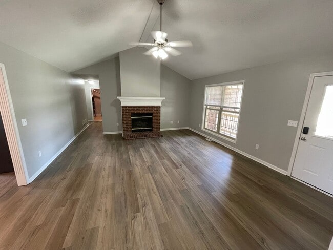Building Photo - Brick Home in Desirable Neigborhood