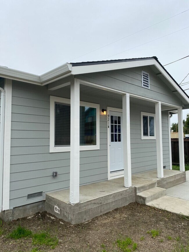 Building Photo - Coming Soon!!! High End Brand New 2Bed/1Bath Backyard Additional Dwelling Available NOW!