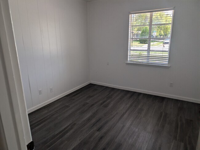 Building Photo - 507 E Mescalero Rd
