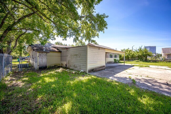 Building Photo - Charming 4-Bedroom, 2-Bath Home in a Prime...