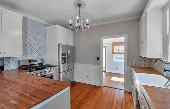 Building Photo - 316 18th Ave NE