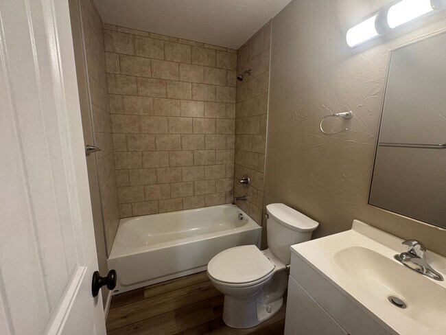 Building Photo - Cute 4 bed 2 bath house for rent!