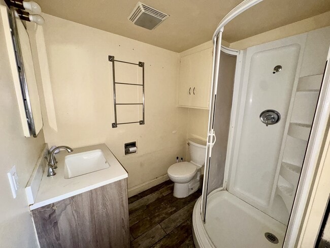 Building Photo - 8740 Catalpa Ave