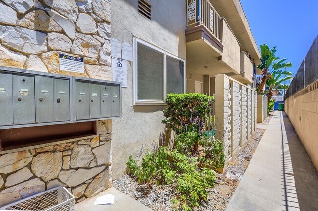 Building Photo - 536 S Flower St