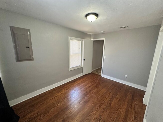 Building Photo - 746 S Jenkins Ave