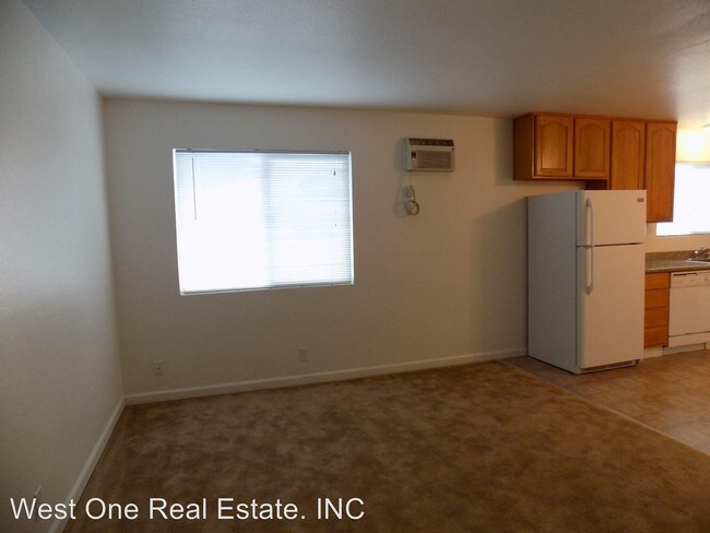 Building Photo - 111 N Walnut Ave