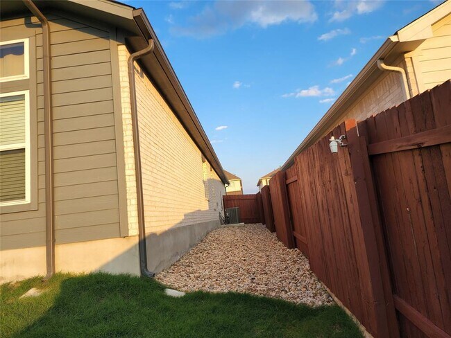 Building Photo - 472 Algaroba Loop