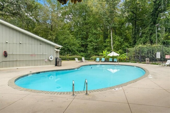 Building Photo - 2205 Surrey Ct