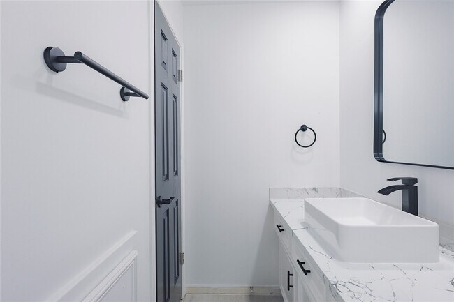 Building Photo - 17527 Sandy Cliffs Dr