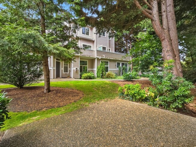 Building Photo - Comfortable 3-Bed End Unit Townhome Near F...