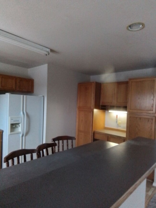 Building Photo - 4 bedroom: Super Clean with new carpet and...