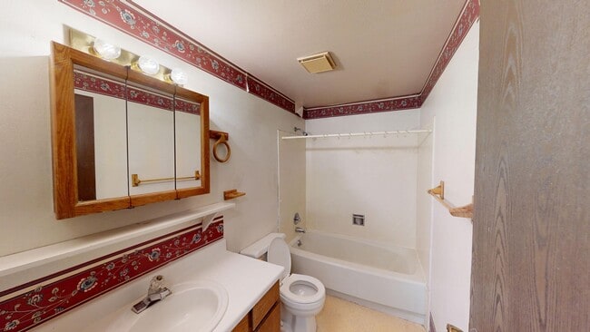 Building Photo - 2 bedroom duplex in quiet cul-de-sac