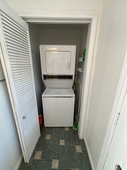 Building Photo - 111 S Oak Knoll Ave