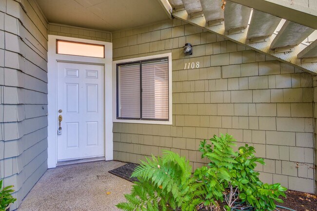Building Photo - 1108 Shoreline Dr