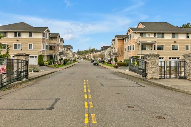 Building Photo - Perfectly Placed Condo In the Heart of Puyallup