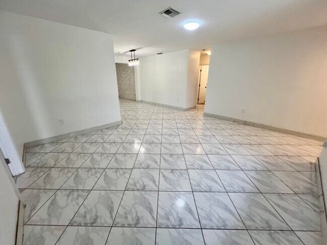 Building Photo - 8640 Wilshire Dr