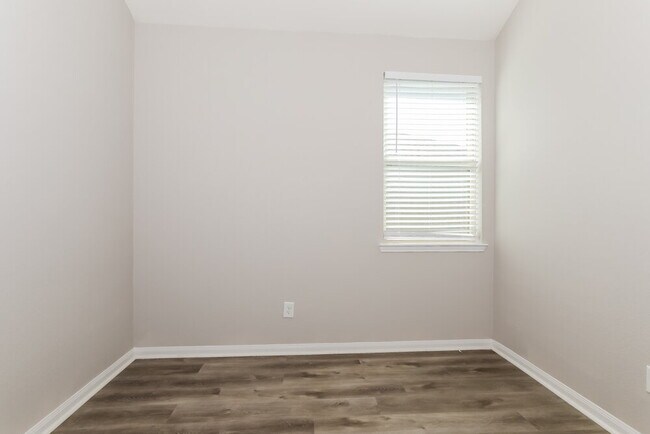 Building Photo - 15153 Meadow Glen S