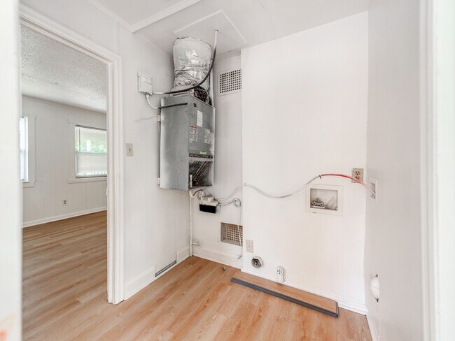 Building Photo - Charming Duplex