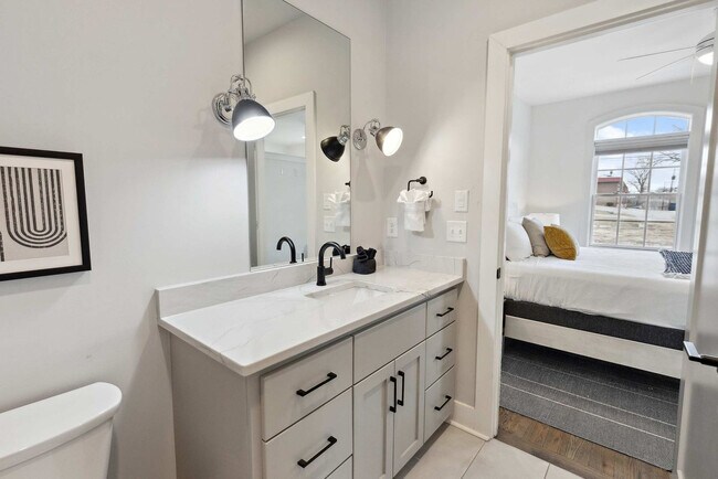 Building Photo - 3206 West End Cir