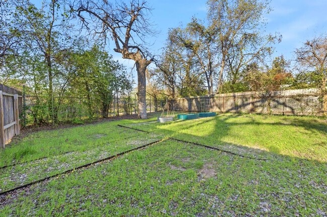 Building Photo - 827 Gullett St