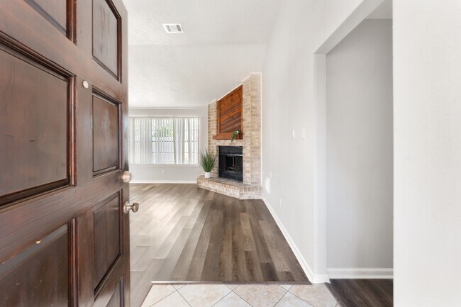 Building Photo - 1202 Manorglen Dr