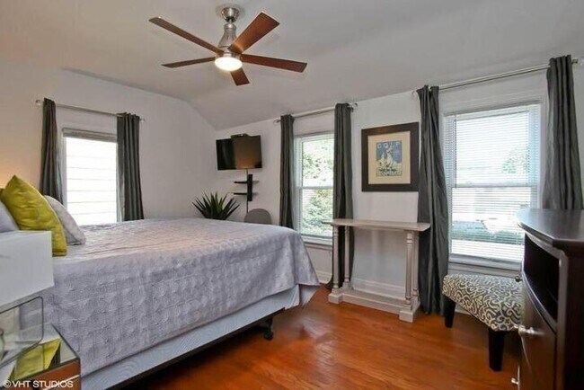 Building Photo - 908 E Hampton Rd