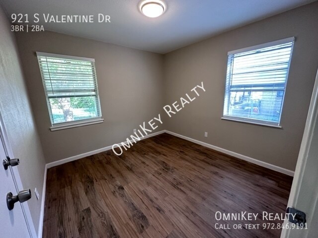 Building Photo - 921 S Valentine Dr